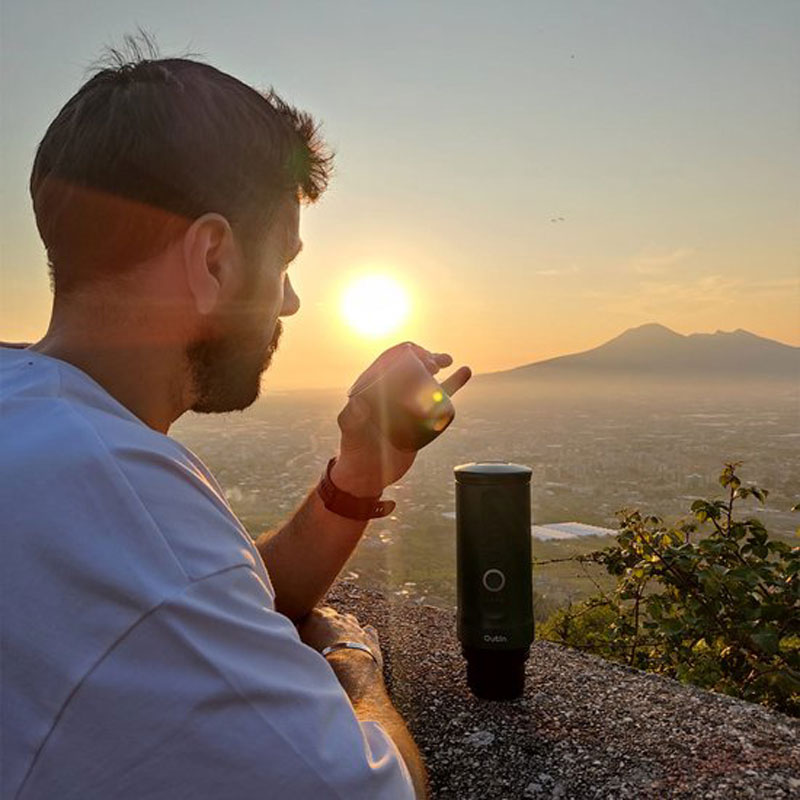 OutIn Nano - draagbare elektrische espressomachine - stijlvol en solide - verwarmt water - capsules & gemalen koffie - 20 bar - draagbare koffiemachine - reis & camping koffiezetapparaat 12 volt