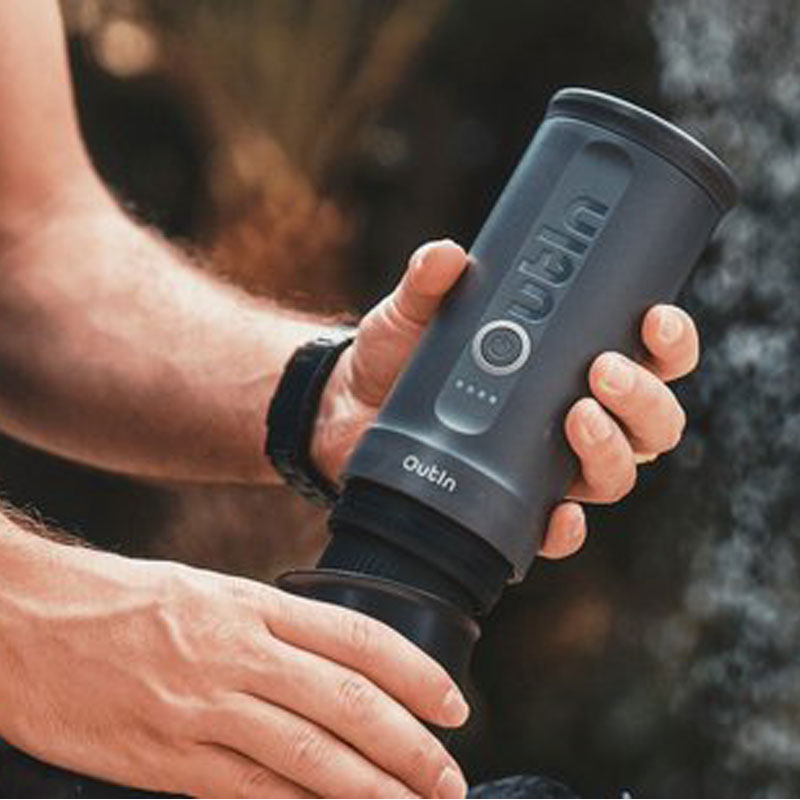OutIn Nano - draagbare elektrische espressomachine - stijlvol en solide - verwarmt water - capsules & gemalen koffie - 20 bar - draagbare koffiemachine - reis & camping koffiezetapparaat 12 volt