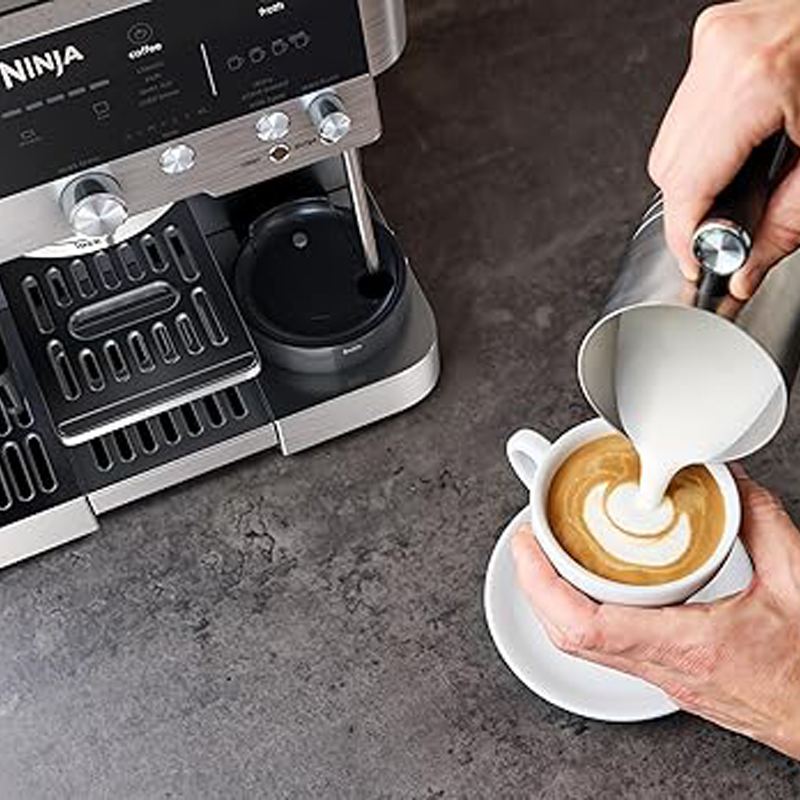 Ninja Luxe Premier 3-in-1 Koffiezetapparaat, Latte, Cappuccino, Cold Brew & Espressomaker, Ingebouwde Bonenmaler & melkschuimer, Gebruiksvriendelijk, 4 Automatische Opschuimstanden, Zilver, ES601EU